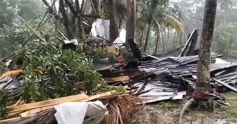 কালবৈশাখি ঝড়ে বিধ্বস্ত বসতঘর